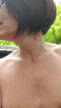 Julie si tira nuda sul ciglio della strada²