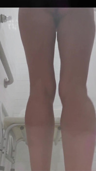 โชว์เท้าและหีในห้องอาบน้ำ