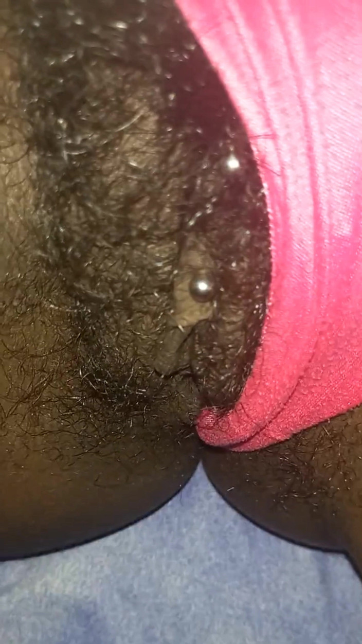 Super sexy ebony cuties: Expunere frecându-mi pizda păroasă strâmtă în prim plan