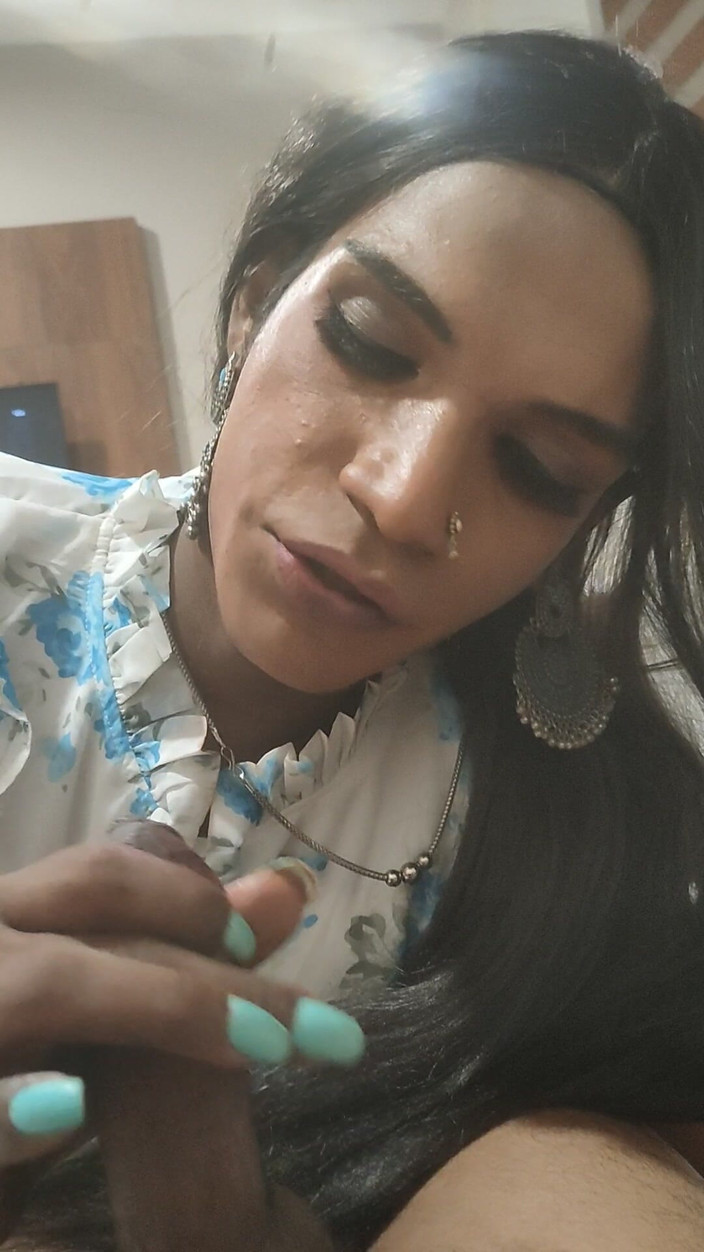 Keerthanakeerthi95: Una sissy travestita indiana che succhia il cazzo duro del...
