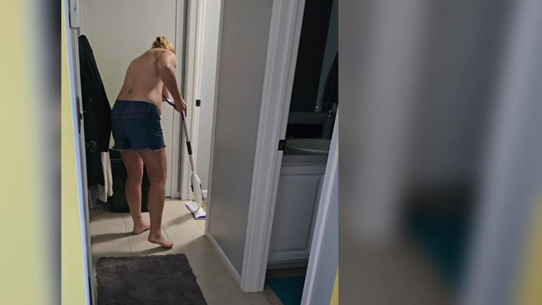 Ladyandme: トップレスの女性の掃除屋