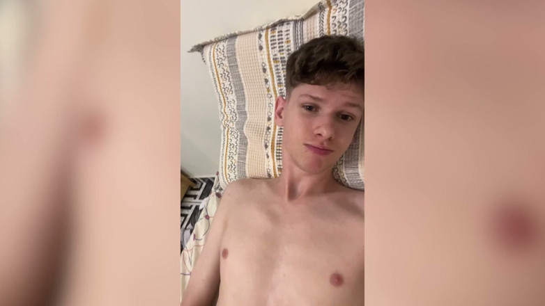 Kedoimath: Kedoimath: Twink op het bed met zijn kont en wakker...