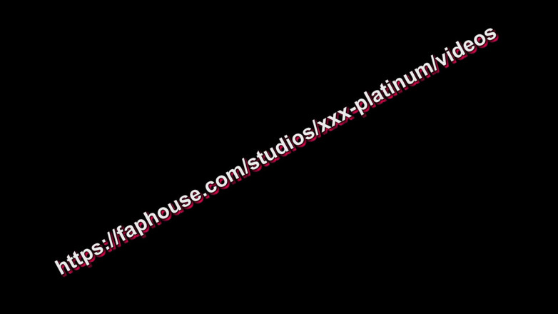 XXX-Platinum: La sexy milf bionda ha imbrattato la crema sull'ano dell'amante...