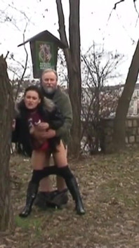 Un uomo maturo vede una giovane puttana da sola che vuole scopare con lui nel parco