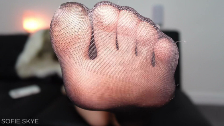 Sofie Skye: Chatte puante et pieds en nylon pour vous faire jouir -...