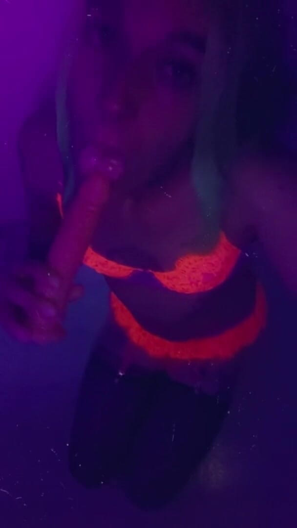 CarmenMelatonin: Pink rave dívka chce hrát