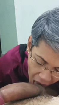Ibu tiriku lagi asik nyepong kontolku, enak banget sih