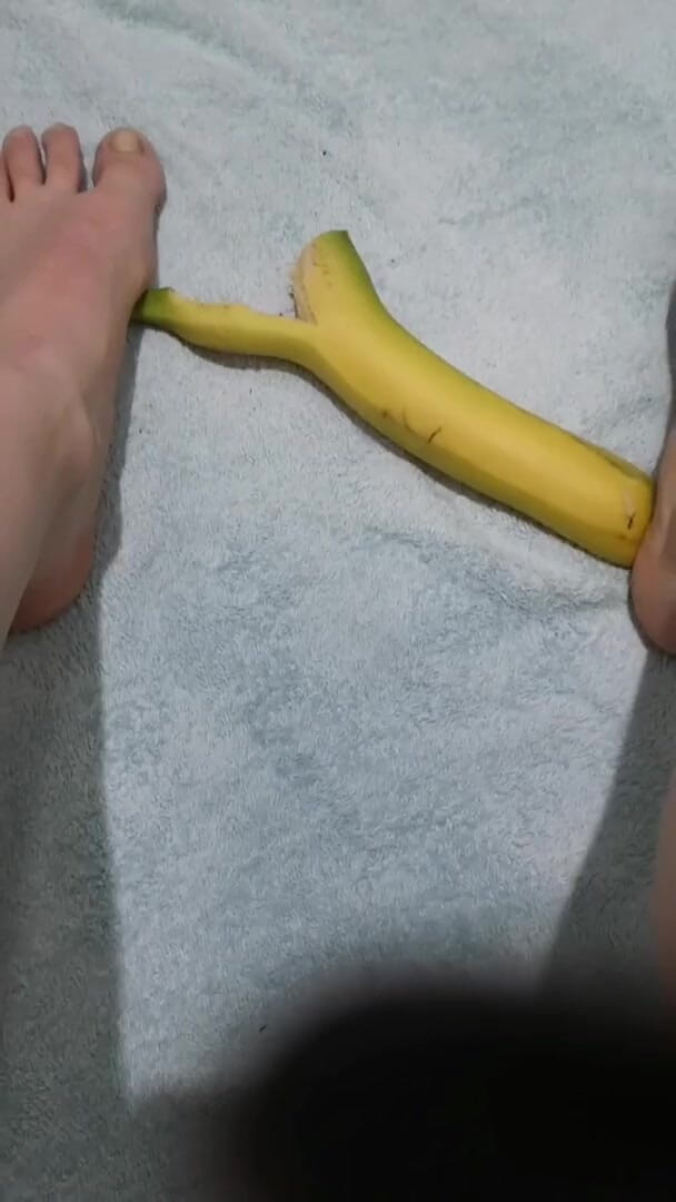 Erotic college: 我的室友喜欢在视频后吃香蕉