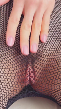 Dia mengenakan celana ketat jala seksi dan masturbasi. Eva Myst lagi asik muasin memeknya sendirian