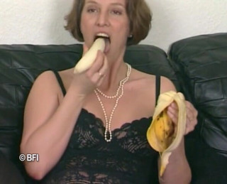 Nasty matures and dirty grannies club: milf(chodne laayak mammi) khelna chaahti hai