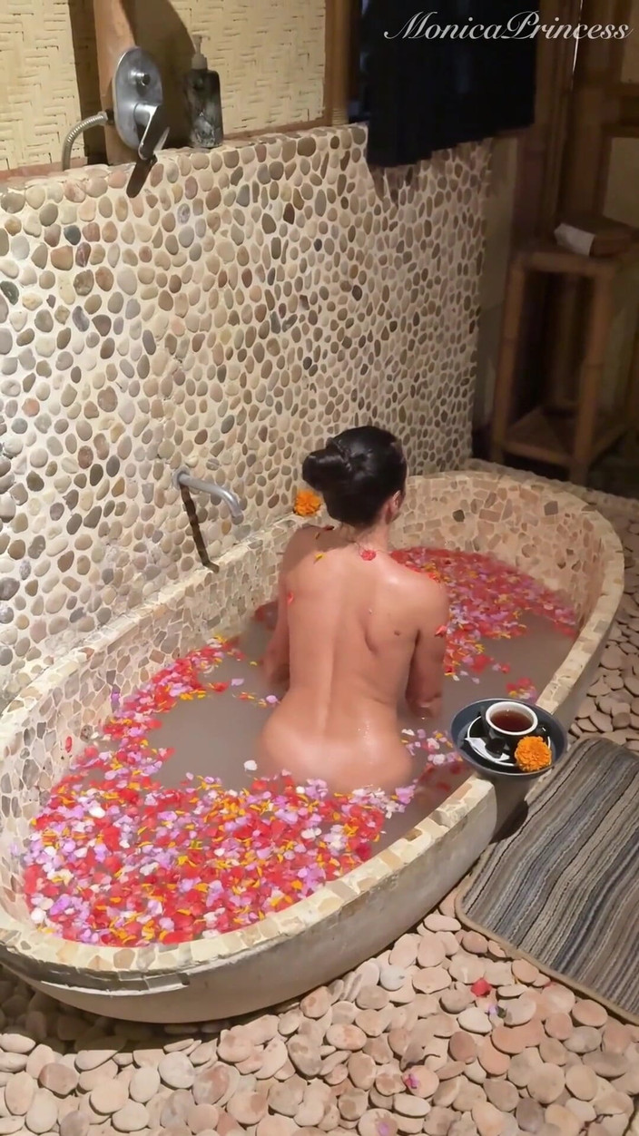 Princess Monica: Natáčení ve vaně nahé v lázních - v zákulisí