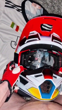 Голий байкер дрочить на своєму mxhelmet