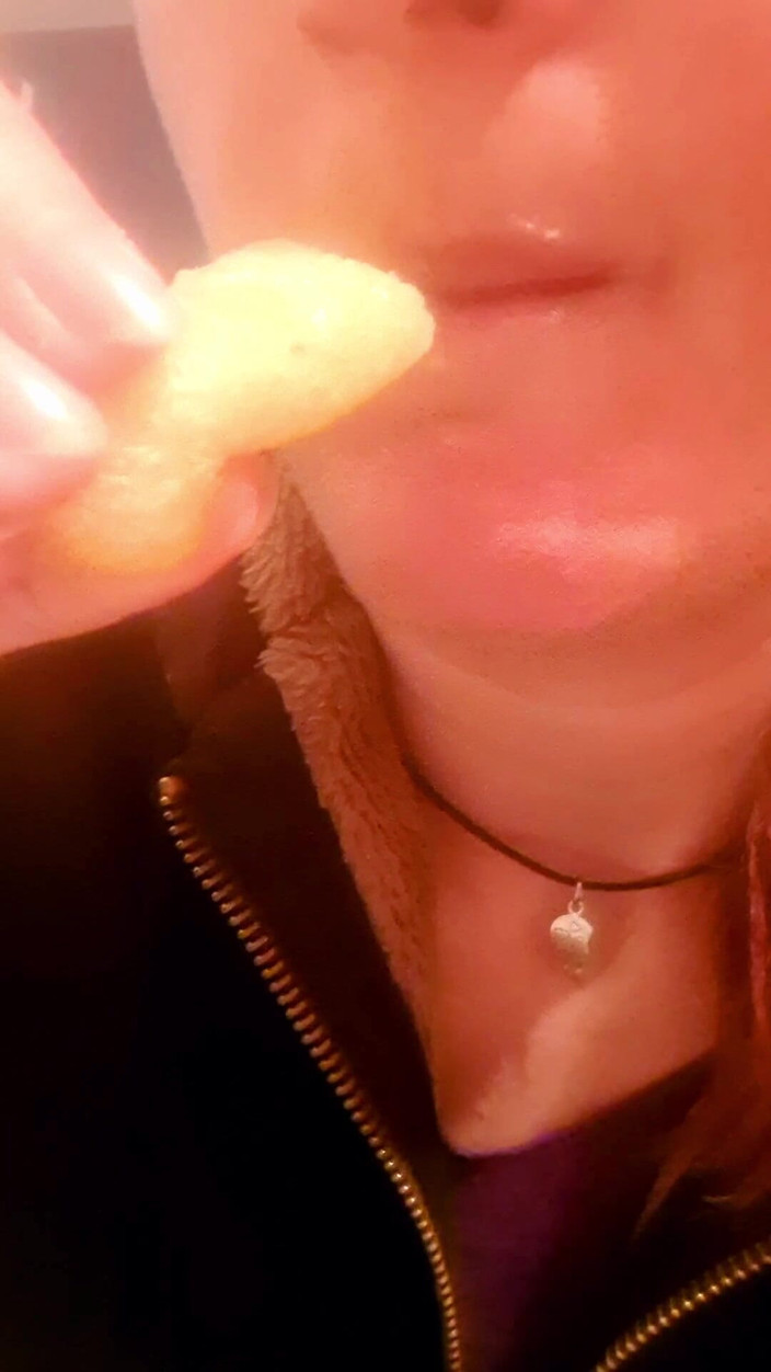 Ana Liz: La ragazza kinky succhia le patate