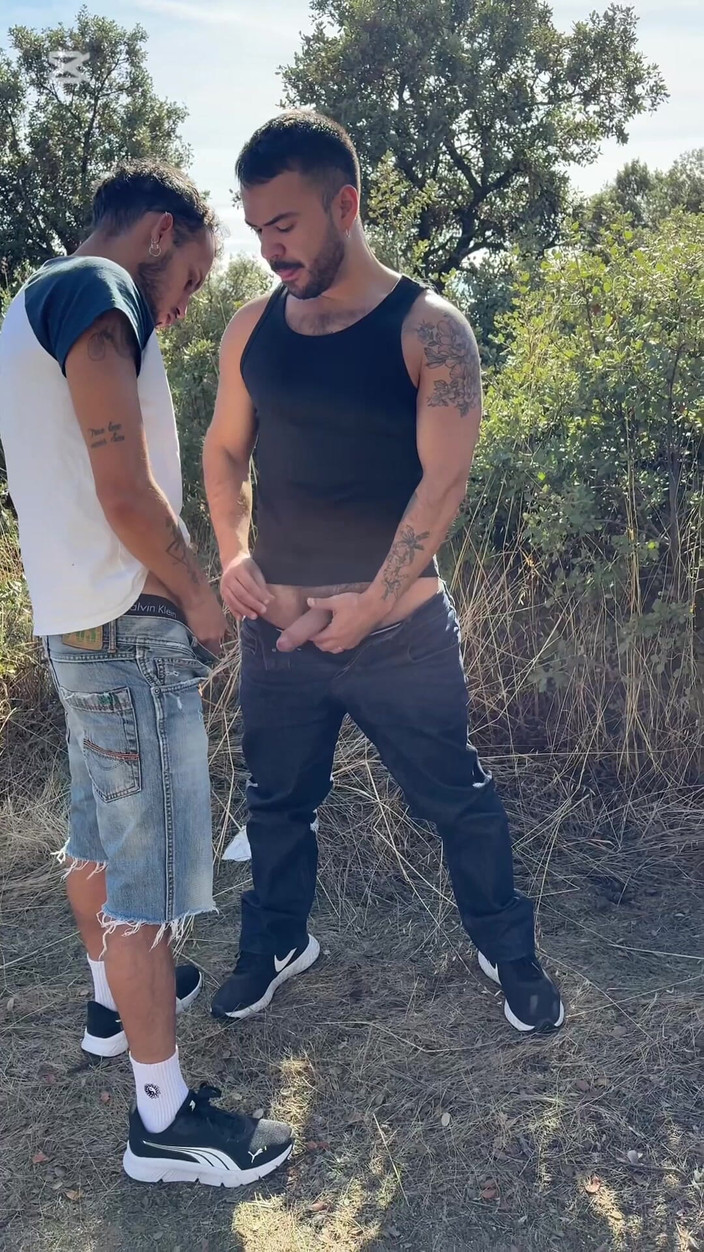 Mr. Pentacle: 소변을 보고 있었는데 그의 자지가 내 입에 들어갔어