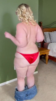 BBW Dancing Queen Shows off Her Jiggly Curves