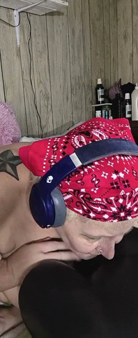 Šukání její děvky připínákem Chystá se spousta stříkání