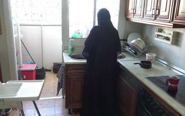 Souzan Halabi: Немецкий дедушка трахает свою покорную арабскую горничную на кухне