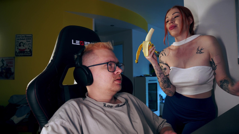 Toma Mur: Stepmom Seduces Stepson Under Desk for Facial While He Games