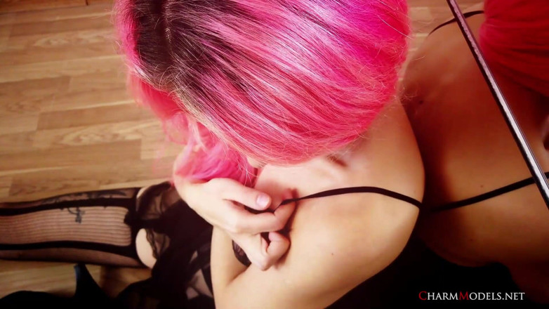CharmModels: Duvardaki ayna seksi pembe saçlı kız adele