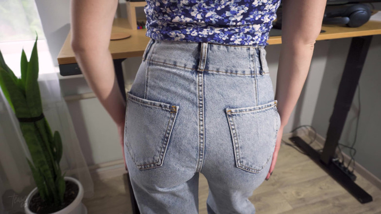 Teasecombo 4K: MILF Sekreterare i high weist jeans retar sin trevliga rumpa