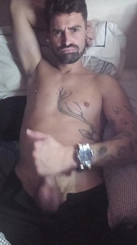 Thủ dâm trên giường