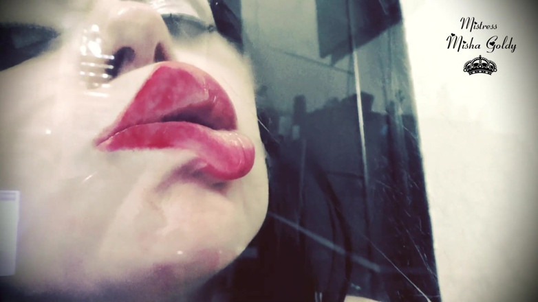 Goddess Misha Goldy: Červené rty se tisknou na sklo a frenchkissing