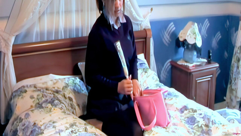 College Uniform: Footlose yang menampilkan Samantha Buxton