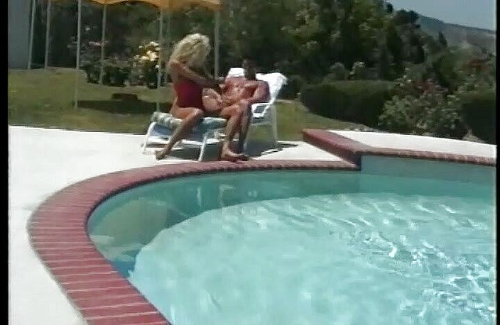 Perfect Porno: 수영장에서 고객의 자지를 빨고 타는 거유 밀프 인명 구조원