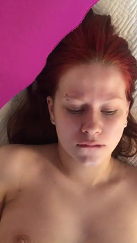 Une belle rousse me suce les pieds et les orteils en POV