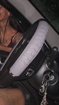 Pau Piscando Em Uma Noite Chuvosa Para Duas Morenas Na Rua