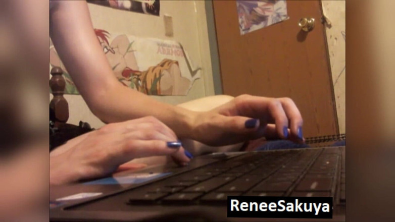 Renee Sakuya: Desoyándote escribiendo en su computadora
