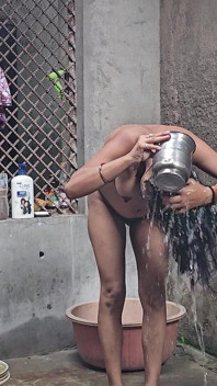 Indisches desi-dorf schönes mädchen beim baden