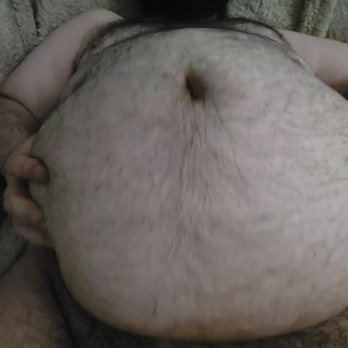 Chunky Belly Boy: Velký medvěd Chub Belly Rub, Prstění bellybutton, požadavek č. 1