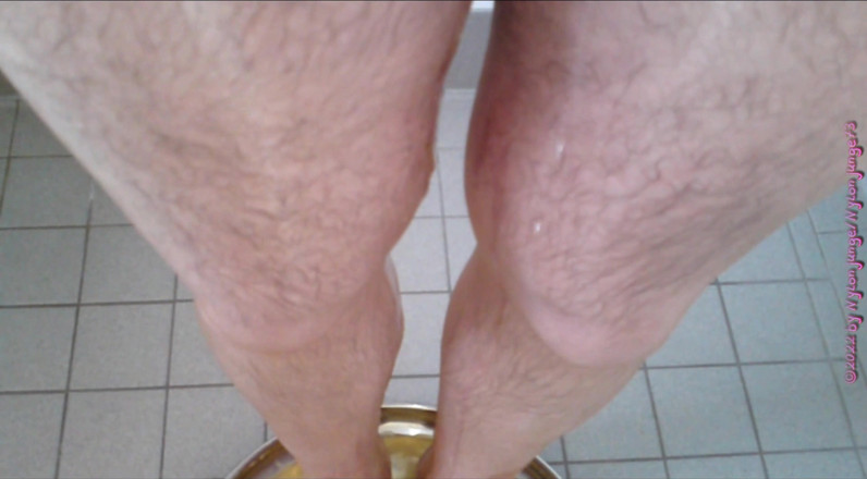 Carmen_Nylonjunge: Crush the raw eggs and piss ** nylon foot crushing **