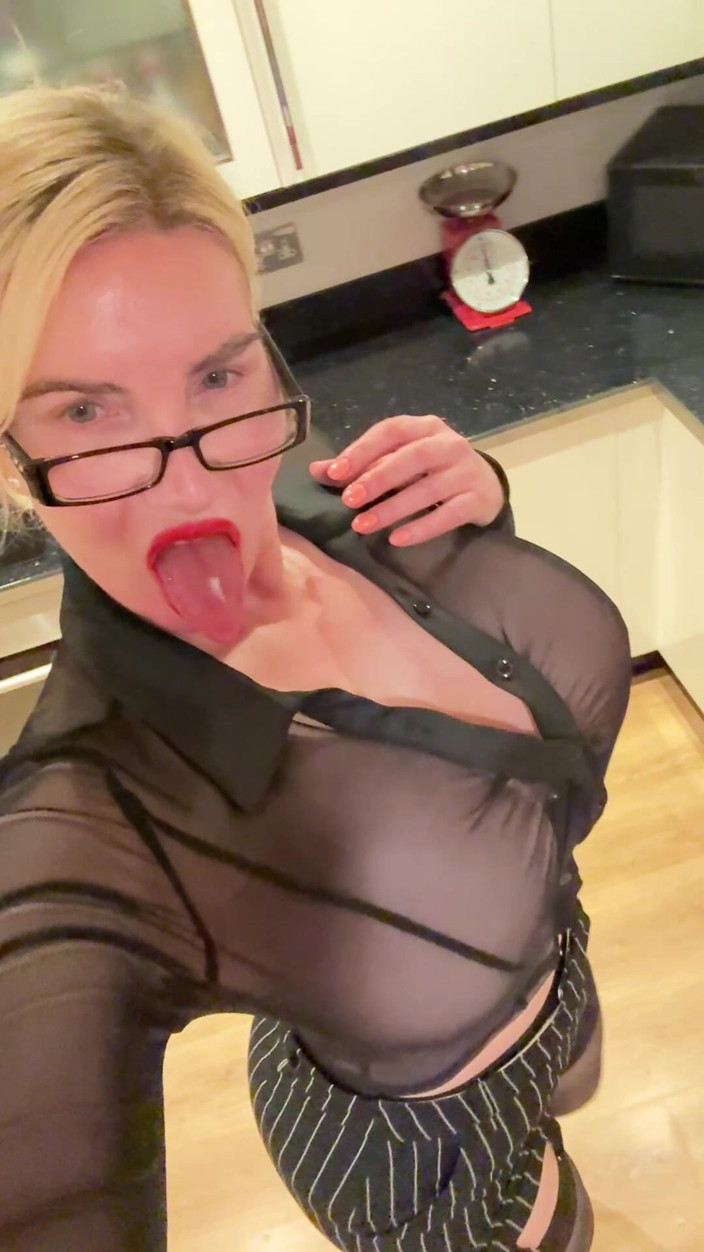 Sophie James: 자정 이후에 비서를 통해 섹시한 참조!!