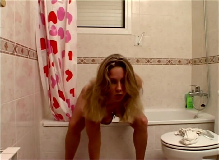 Hot Girlz: Peituda gata fica com tesão antes de tomar banho