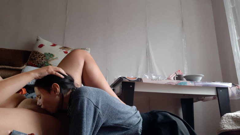 Lesbian-illusion: Dávám své přítelkyni masáž hlavy, zatímco kouří, líbá a olizuje...