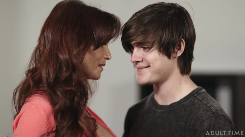 Mommys Boy: Stiefmoeders jongen - milf Syren de Mer neukt stiefzoon als terugverdientijd...
