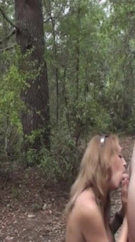 Bystiga MILF Charlee Chase älskar att bli knullad i skogen ...