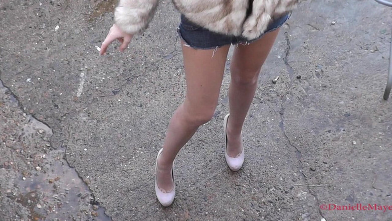 DanielleMaye: Esmagamento de cigarro