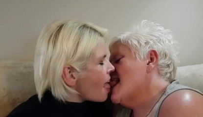 Uk Joolz: Kissing Skyler