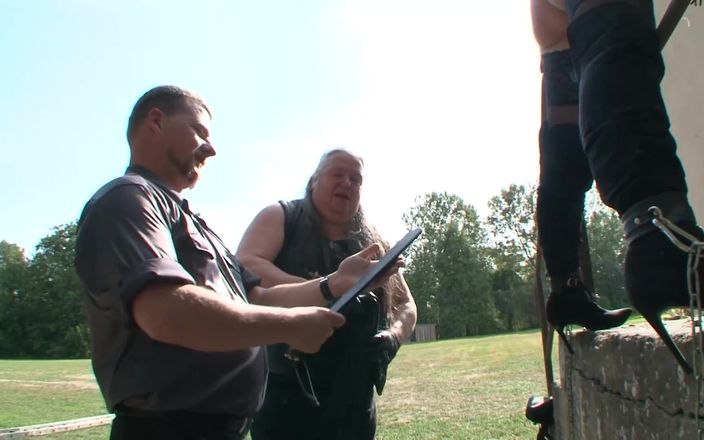 BDSM Deutschland: 捆绑SM金发女郎被绑住并被鞭打