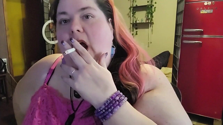 Kitty Delgato: SSBBW kouří při hraní s mým krkem a masivními pažemi