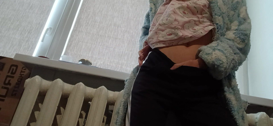 Lesbian-candys: Струнка брюнетка в халаті мастурбує вдома після університету