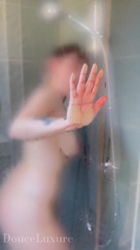 Je Caresse Ma Chatte Poilue Sous La Douche