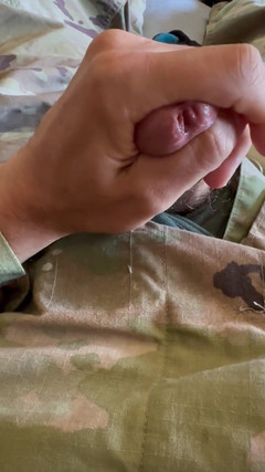 Gay Soldier Stuff: Soldatul armatei se masturbează în uniforma lui Purtând Tommy Boxer briefs și...