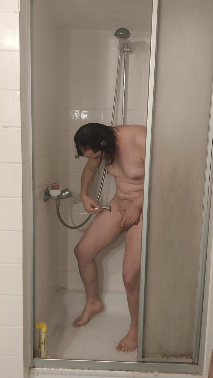 JanineLang: シャワーを浴びて、髭を剃り、体を拭き、ホルモンを摂る