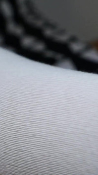 Witte overknees en nylon spelen in loafers - subtiel soklagenplezier