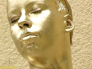 Fetish Islands: Galen utomhus guld metallmålad bystig staty flicka