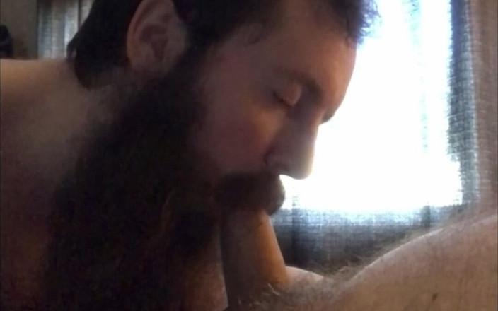 FuzzyBeardBoy: Хлопець смокче член свого тата, коли вдома один